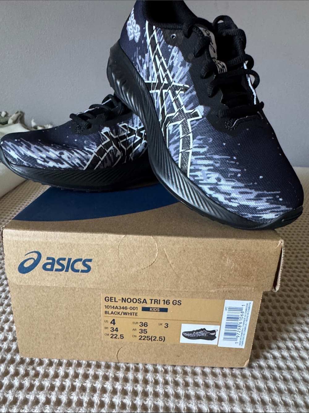 Asics Youth size 4 GEL-Noosa Tri 16 GS Black/White Youth Running Shoes